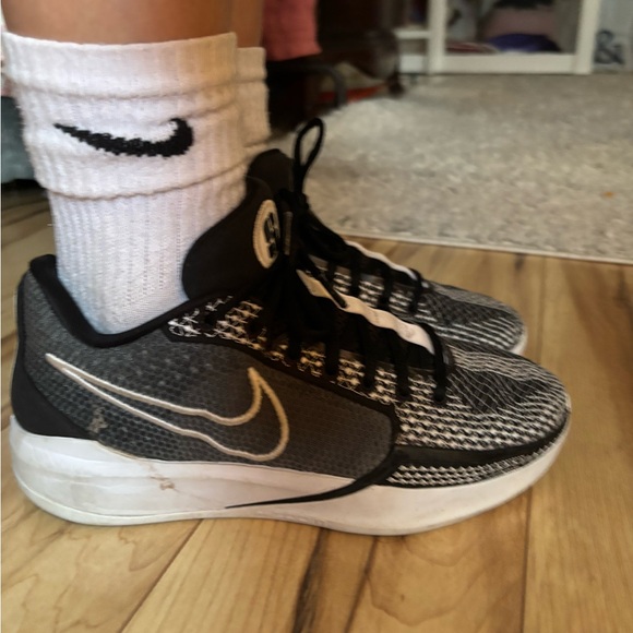 Nike Black and White Women's Sneakers - Picture 7 of 9